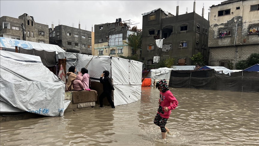 الأمطار تغرق آلاف خيام النازحين الفلسطينيين في غزة