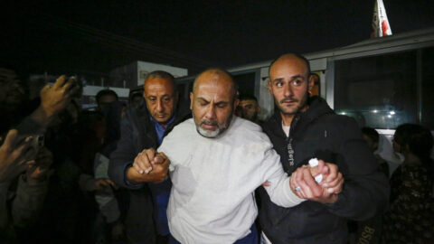 الاحتلال يفرج عن 5 أسرى فلسطينيين نُقلوا لمستشفى وسط غزة