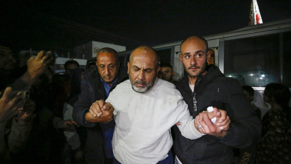 الاحتلال يفرج عن 5 أسرى فلسطينيين نُقلوا لمستشفى وسط غزة