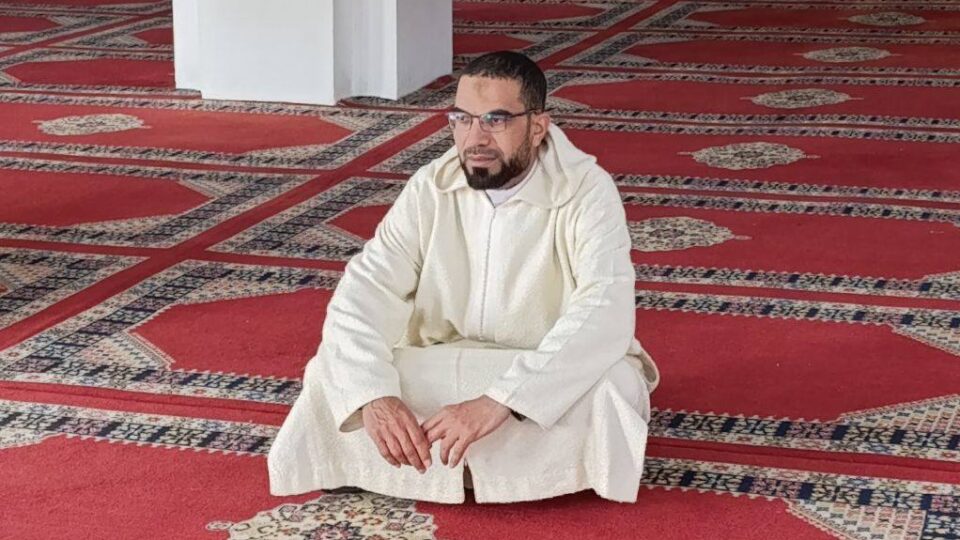 ملف اختبارات الأئمة يشعل الشارع الخنيفري من جديد.. إدريسي: تعرضت للظلم