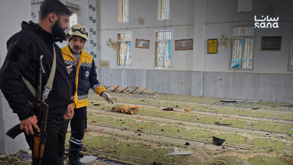 خمسة قتلى وأكثر من 20 مصابا جراء انفجار داخل مسجد وسط سوريا