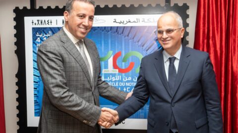 بريد المغرب يصدر طابعا بريديا تذكاريا احتفاء بمئوية مهنة التوثيق بالمغرب
