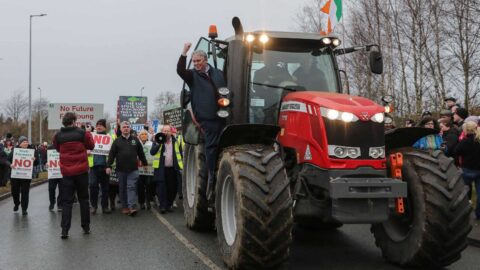 آلاف المزارعين يتظاهرون في إيرلندا احتجاجا على الاتفاق مع ميركوسور