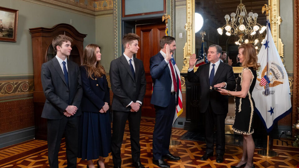 السفير الأمريكي الجديد لدى المغرب يؤدي القسم أمام نائب رئيس الولايات المتحدة جي دي فانس