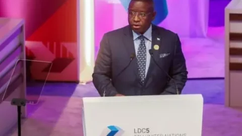 رئيس سيراليون يتقد م باعتذار من ضحايا الحرب الأهلية