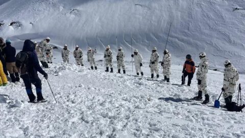 الفرق المختصة تعثر على ضحايا الانهيار الثلجي وتتمكن من انتشال ثلاث جثث بمنطقة توبقال