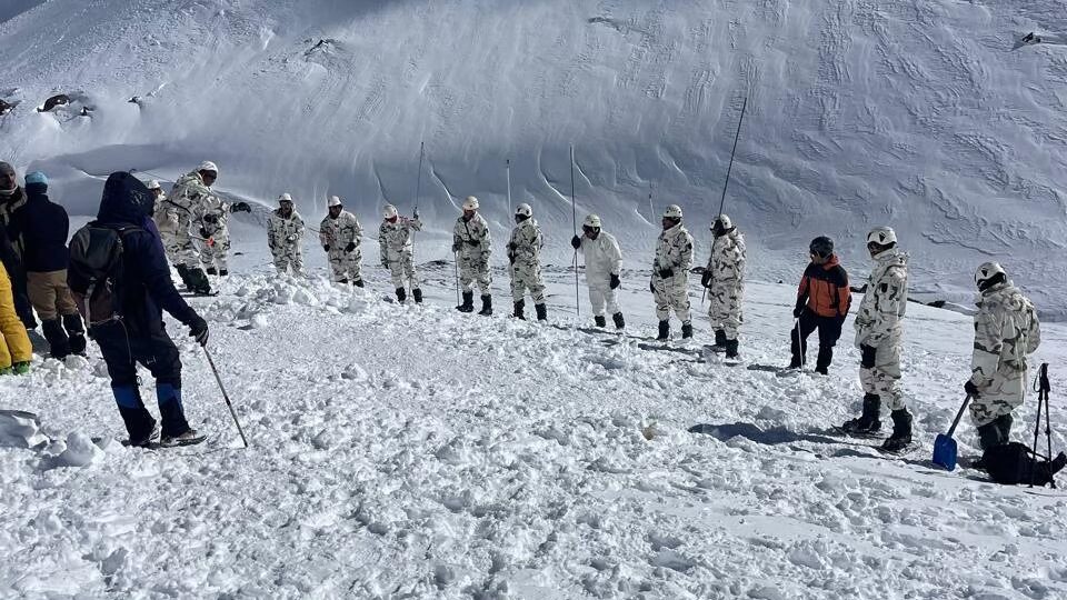 الفرق المختصة تعثر على ضحايا الانهيار الثلجي وتتمكن من انتشال ثلاث جثث بمنطقة توبقال