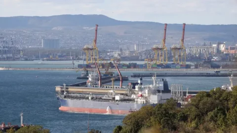 وزير الخارجية الفرنسي يدعو لمكافحة الأسطول الشبح الروسي