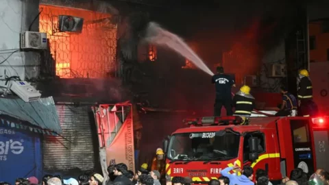 قتيلا جراء حريق في مركز تجاري بجنوب باكستان