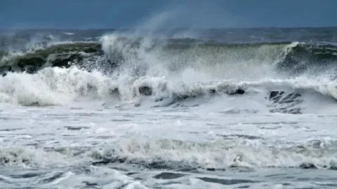 بحر قوي الهيجان مع أمواج عاتية بالسواحل الأطلسية والمتوسطية ابتداء من الأربعاء
