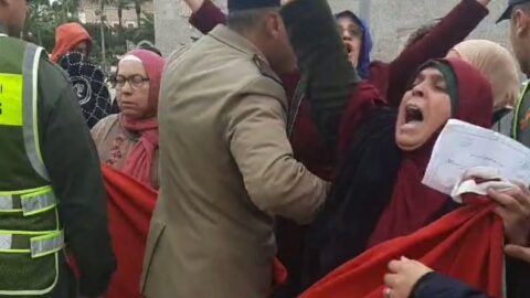 إغماءات ودموع أمام ولاية البيضاء.. سكان “كاريان سنطرال” يطالبون بتسوية وضعيتهم