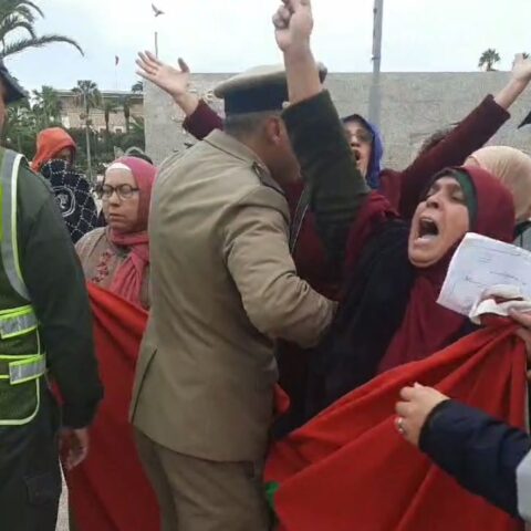 إغماءات ودموع أمام ولاية البيضاء.. سكان “كاريان سنطرال” يطالبون بتسوية وضعيتهم