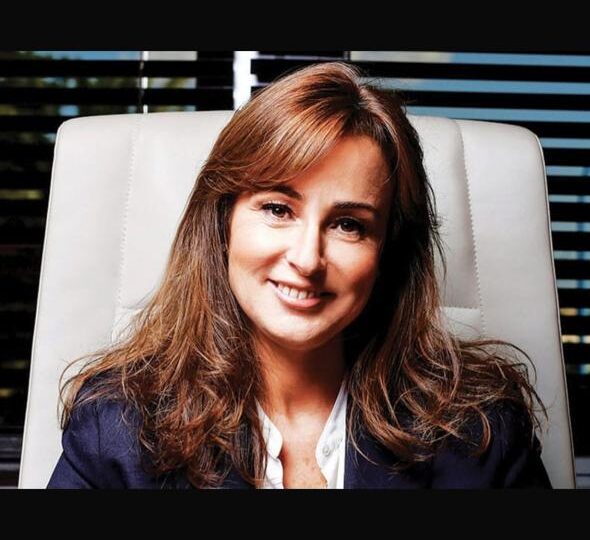 من هي نفيسة القصار التي تولت قيادة الهولدينغ الملكي بعد رحيل الورياكلي؟