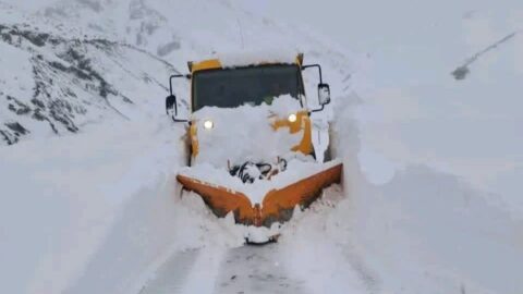 ممر تيشكا.. الثلوج والانهيارات الجبلية تقطع الطريق الوطنية رقم 9 بين ورزازات ومراكش