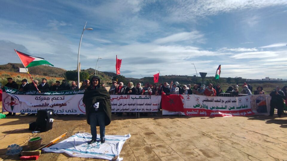 في وقفة بالسعيدية.. مغاربة يحرقون العلم الإسرائيلي بعد رفعه على الحدود