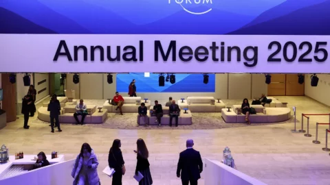 استقالة الرئيس التنفيذي لمنتدى دافوس بعد الكشف عن صلة له بإبستين