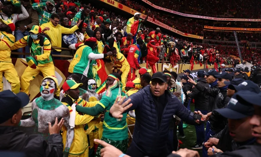 من الشغب إلى الانسحاب.. ماذا يقول قانون “الكاف” عن أحداث نهائي كأس إفريقيا؟