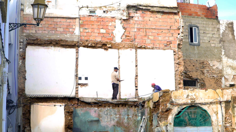 يوميات العيش تحت تهديد السقوط.. حكايات “المنسيّين” في سلا القديمة