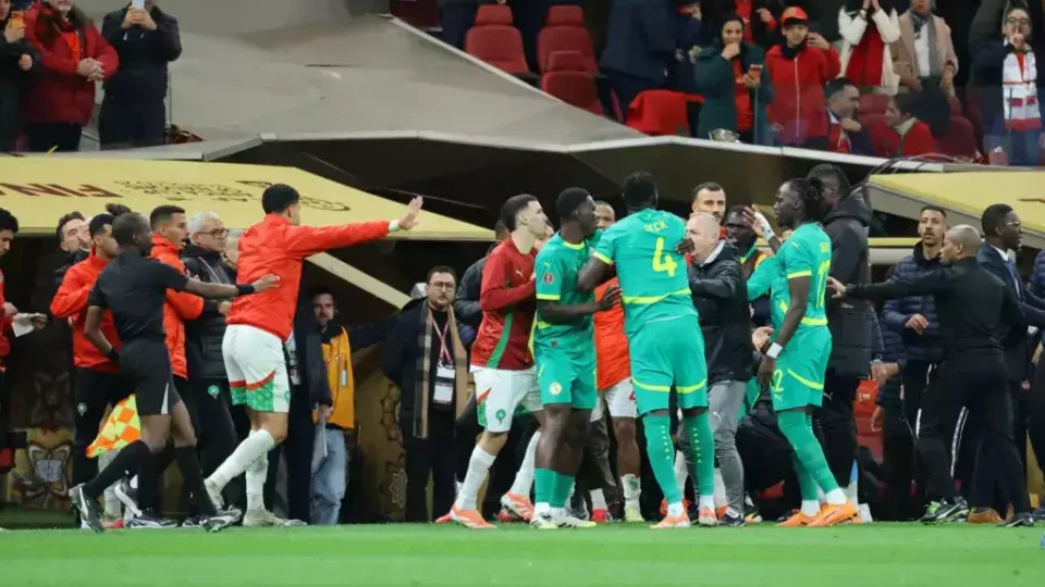 انسحاب مؤقت واحتجاجات سنغالية.. المشاهد اللا رياضية تفسد نهائي “الكان”