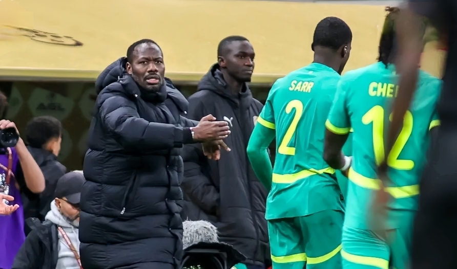 بابي ثياو.. المدرب الذي حوّل جمال بطولة “الكان” إلى حرب أعصاب في نهائي الرباط