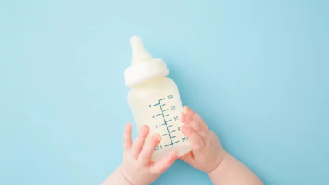 تحقيق في فرنسا لكشف ملابسات وفاة رضيعين بعد سحب كميات من حليب الأطفال