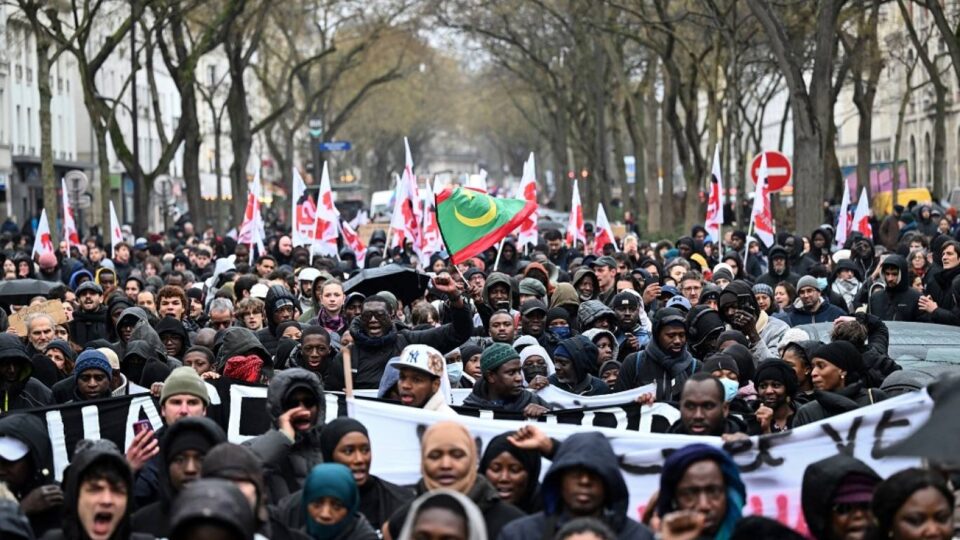 تظاهرة للمطالبة بـ”العدالة” لموريتاني قضى أثناء احتجازه في باريس