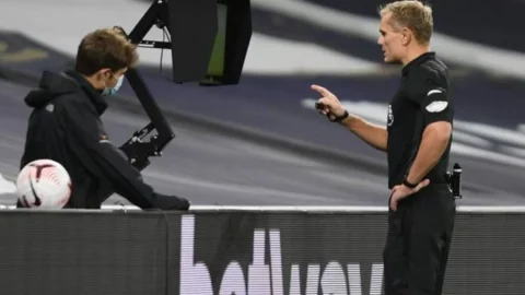 ثورة على تقنية الفيديو.. غراهام سكوت يدعو إلى إنقاذ العدالة التكنولوجية في كرة القدم