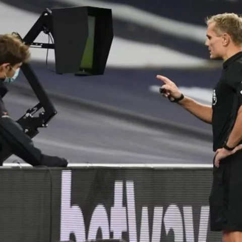 ثورة على تقنية الفيديو.. غراهام سكوت يدعو إلى إنقاذ العدالة التكنولوجية في كرة القدم