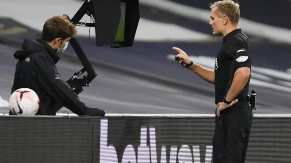 ثورة على تقنية الفيديو.. غراهام سكوت يدعو إلى إنقاذ العدالة التكنولوجية في كرة القدم