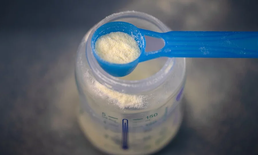 فرنسا.. سحب كميات إضافية من حليب الأطفال بسبب سم بكتيري محتمل