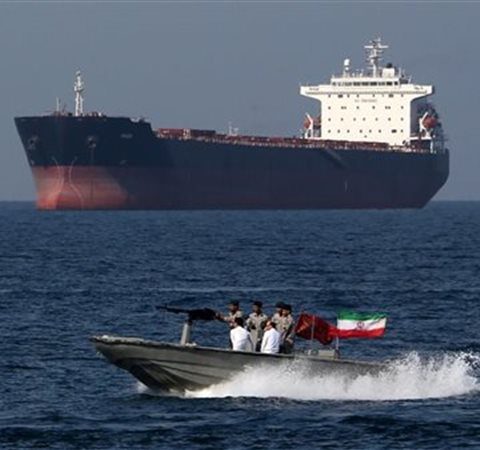 إيران توقف حركة مرور السفن بمضيق هرمز