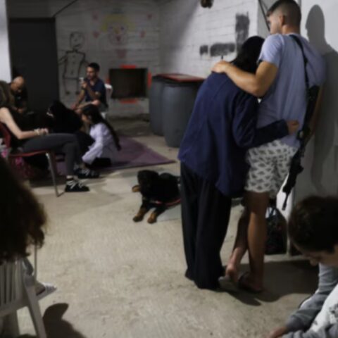 الإسرائيليون يهرعون للملاجئ بعد وصول الصواريخ الإيرانية إلى تل أبيب