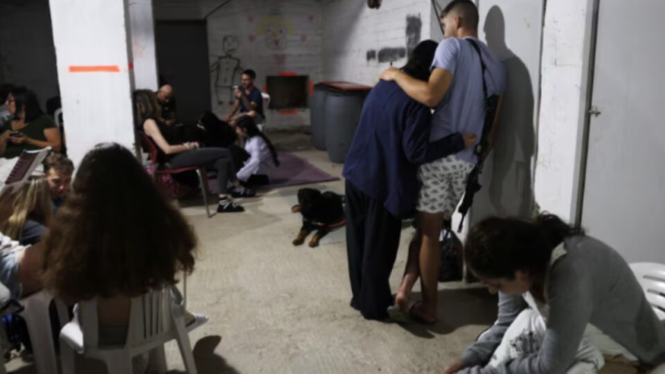 الإسرائيليون يهرعون للملاجئ بعد وصول الصواريخ الإيرانية إلى تل أبيب