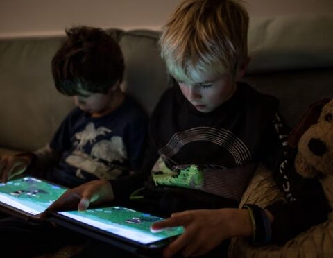 بسبب مخاطرها الاجتماعية.. برلماني يطالب بحظر لعبتي “فري فاير” و”روبلوكس”