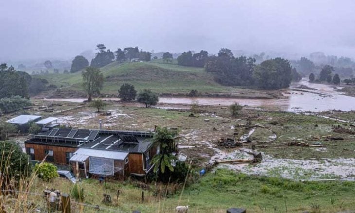 عاصفة قوية في نيوزيلندا تعطل الرحلات الجوية وتقطع الكهرباء عن الآلاف