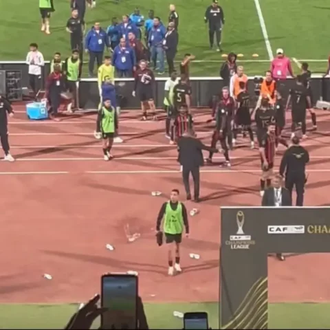 الجيش الملكي يستنكر أحداث القاهرة ويطالب “الكاف” بالتدخل