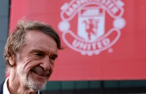 مانشستر يونايتد يؤكد التزامه بالمساواة بعد جدل تصريحات جيم راتكليف حول الهجرة