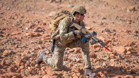 الأمير البلجيكي غابرييل يجري تدريبا عسكريا في الصحراء المغربية