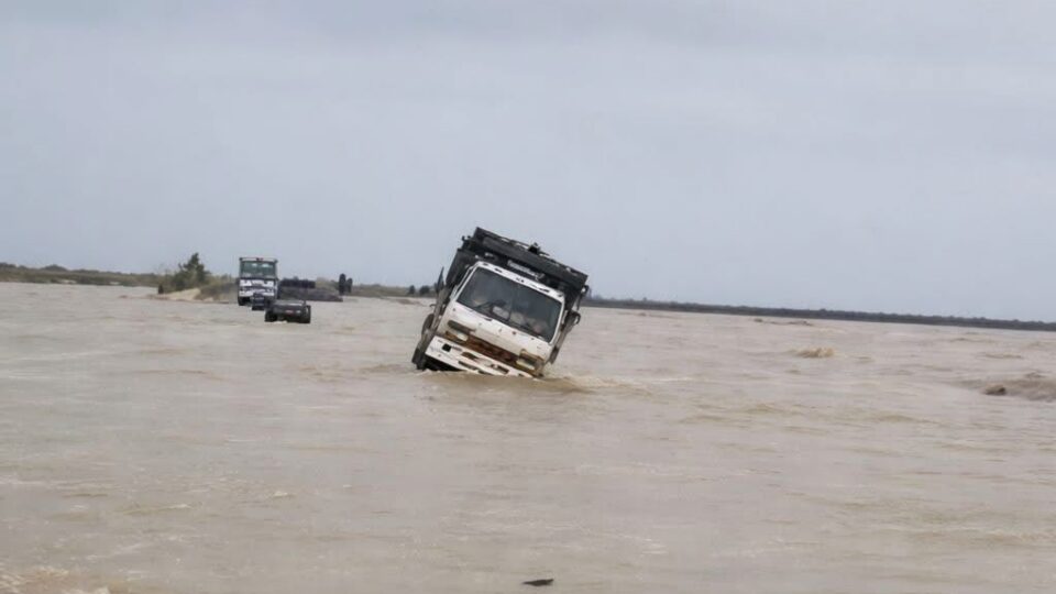 بسبب الفيضانات.. انقطاع مؤقت بعدد من الطرق من وإلى مدينة القصر الكبير