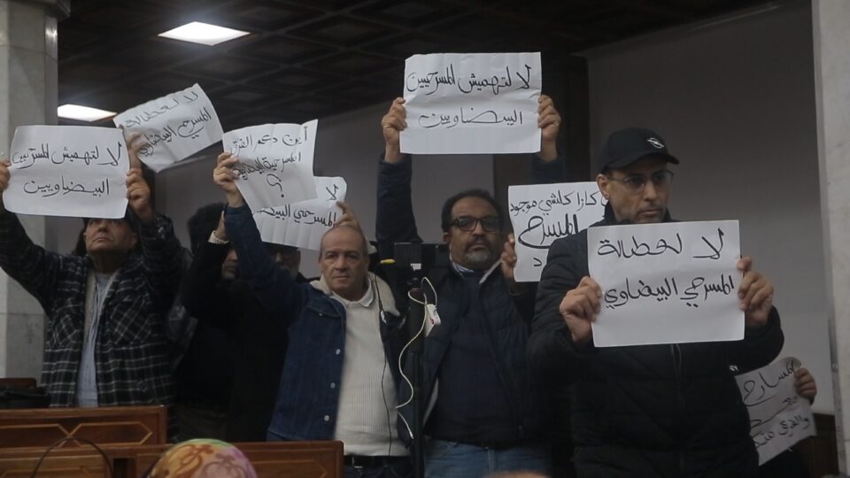 احتجاج صامت داخل مجلس جماعة البيضاء.. مسرحيون ينددون بتهميش القطاع الثقافي