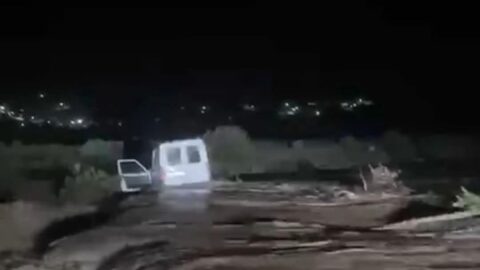 انتشال جثتي طفلين وفقدان 3 أشخاص إثر جرف السيول لسيارتهم بضواحي طنجة