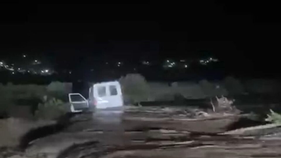 انتشال جثتي طفلين وفقدان 3 أشخاص إثر جرف السيول لسيارتهم بضواحي تطوان