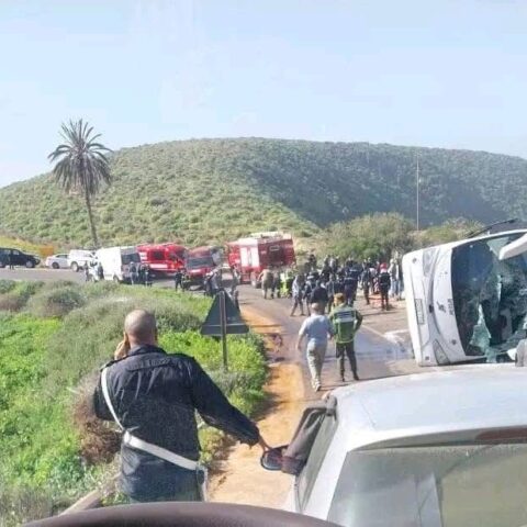 مصرع 4 رجال شرطة وإصابة 26 آخرين في حادثة سير مؤلمة