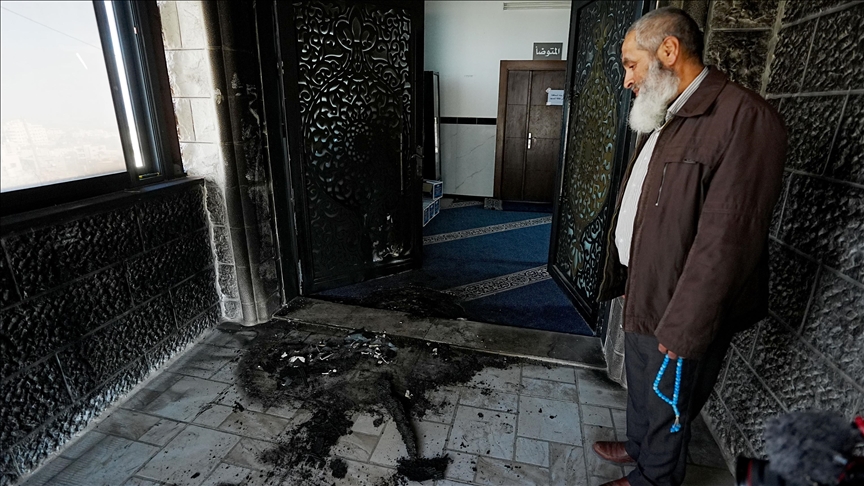 “همجية إسرائيلية”.. فلسطين تندد بإحراق مسجد بسادس أيام رمضان