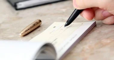 بعد دخوله حيز التنفيذ.. قانون الشيكات الجديد يخفف العقوبات ويسرع التسوية