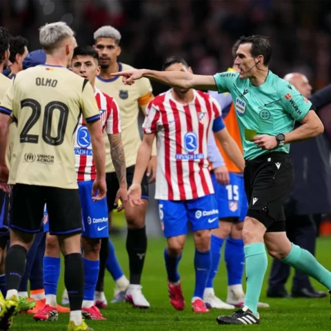 غضب في برشلونة بعد رباعية أتلتيكو وإدارة النادي تتحرك ضد حكم المباراة