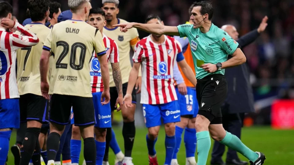 غضب في برشلونة بعد رباعية أتلتيكو وإدارة النادي تتحرك ضد حكم المباراة