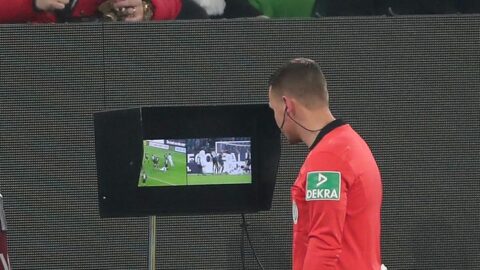 توسيع نطاق حكم الفيديو المساعد ليشمل الإنذارات الثانية والركنيات في كأس العالم