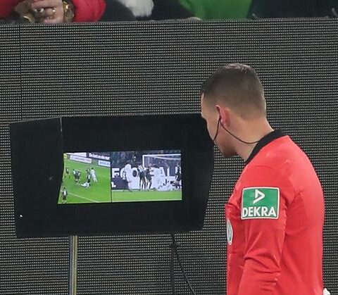 توسيع نطاق حكم الفيديو المساعد ليشمل الإنذارات الثانية والركنيات في كأس العالم