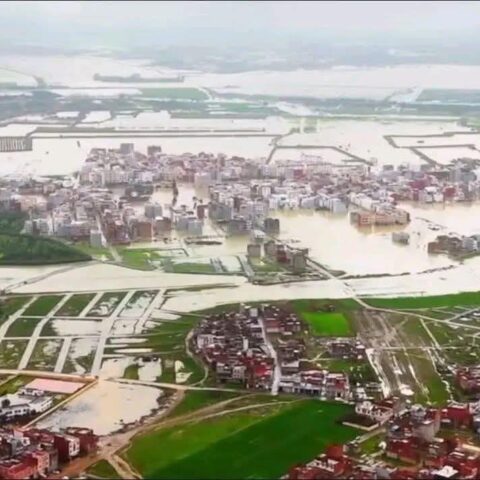 بعد عزلة لأيام.. إجلاء مواطنين من دواري “الباشتة” و”الدرابلة” بالقصر الكبير